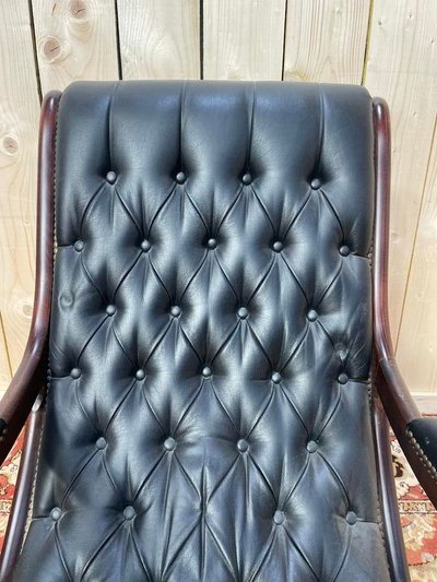 Fauteuil basculant Chesterfield en cuir noir 