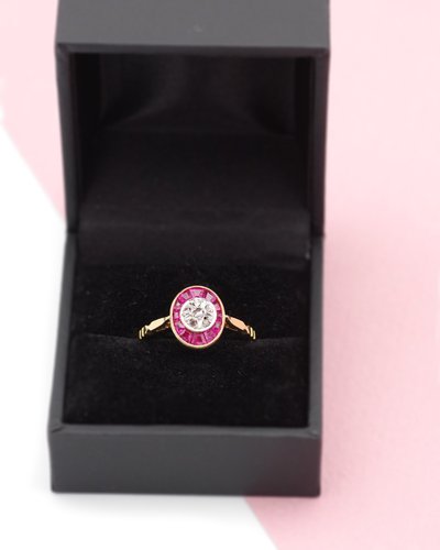 Art Deco Diamant- und Rubinring in 18 Karat Gold und Platin, ovaler Ring, Art Deco Schmuck