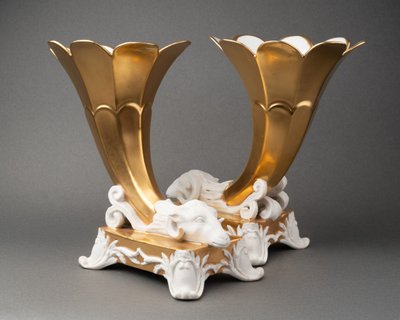 Widderköpfige Füllhörner, Pariser Porzellan, Léon Bourdois und Achille Bloch (1890-1920)