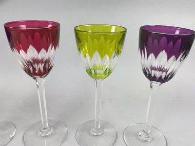Suite von sechs farbigen Gläsern Baccarat Modell Verona