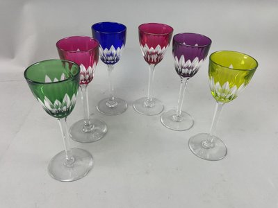 Suite von sechs farbigen Gläsern Baccarat Modell Verona