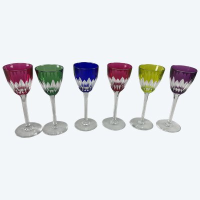 Suite von sechs farbigen Gläsern Baccarat Modell Verona