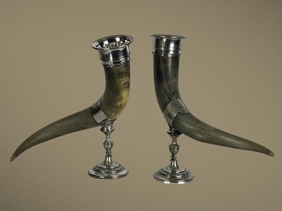PAIR OF LIBATORY CUPS IN HORN WITH SILVER-PLATED METAL FRAME AND FOOT, 19TH CENTURY