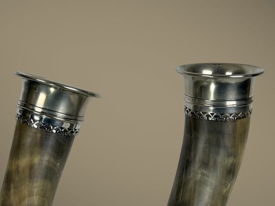 PAIR OF LIBATORY CUPS IN HORN WITH SILVER-PLATED METAL FRAME AND FOOT, 19TH CENTURY