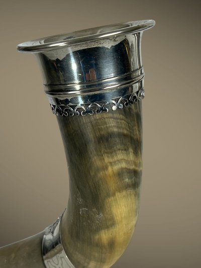 PAIR OF LIBATORY CUPS IN HORN WITH SILVER-PLATED METAL FRAME AND FOOT, 19TH CENTURY