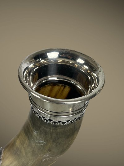 PAIR OF LIBATORY CUPS IN HORN WITH SILVER-PLATED METAL FRAME AND FOOT, 19TH CENTURY