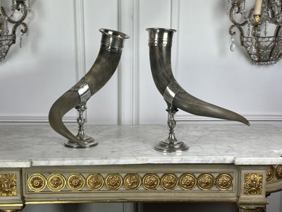 PAIR OF LIBATORY CUPS IN HORN WITH SILVER-PLATED METAL FRAME AND FOOT, 19TH CENTURY