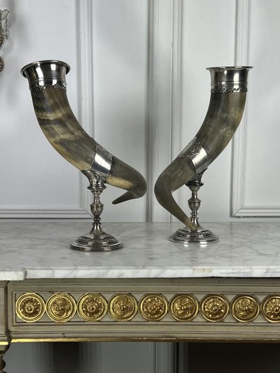 PAIR OF LIBATORY CUPS IN HORN WITH SILVER-PLATED METAL FRAME AND FOOT, 19TH CENTURY