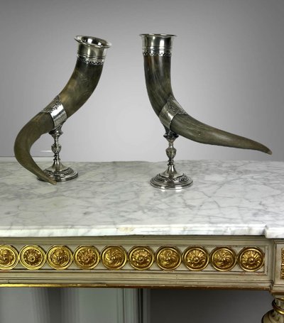 PAIR OF LIBATORY CUPS IN HORN WITH SILVER-PLATED METAL FRAME AND FOOT, 19TH CENTURY