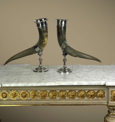 PAIR OF LIBATORY CUPS IN HORN WITH SILVER-PLATED METAL FRAME AND FOOT, 19TH CENTURY