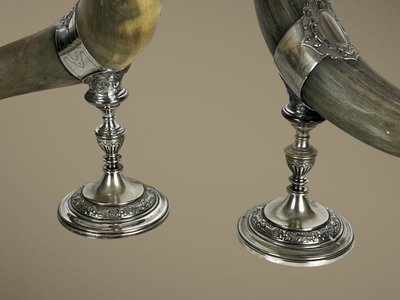 PAIR OF LIBATORY CUPS IN HORN WITH SILVER-PLATED METAL FRAME AND FOOT, 19TH CENTURY