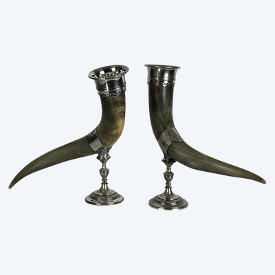 PAIR OF LIBATORY CUPS IN HORN WITH SILVER-PLATED METAL FRAME AND FOOT, 19TH CENTURY