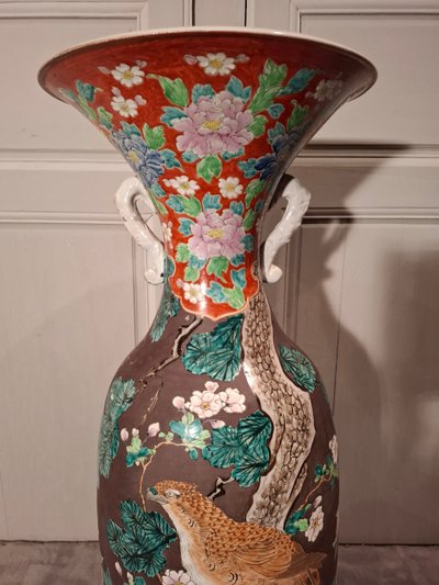 Large Japanese porcelain vase from the late 19th century.