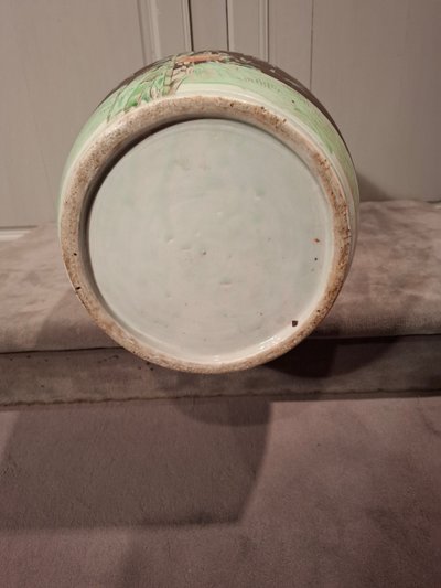 Large Japanese porcelain vase from the late 19th century.