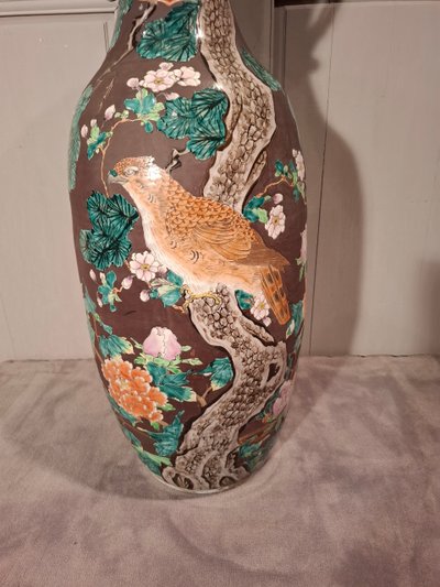 Large Japanese porcelain vase from the late 19th century.
