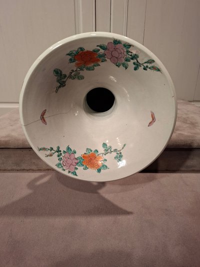 Large Japanese porcelain vase from the late 19th century.
