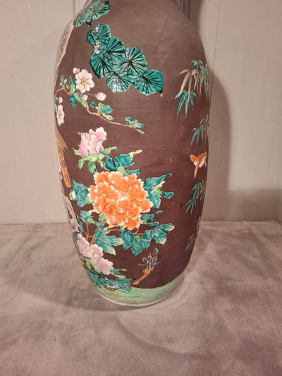 Large Japanese porcelain vase from the late 19th century.