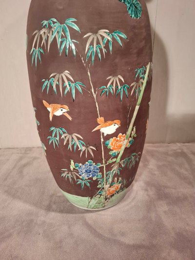 Large Japanese porcelain vase from the late 19th century.