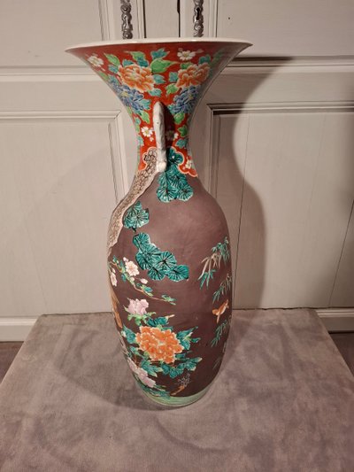 Large Japanese porcelain vase from the late 19th century.