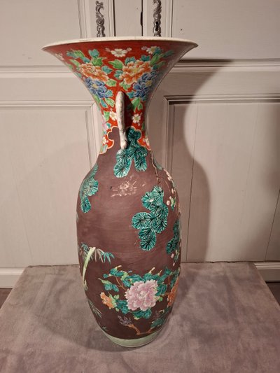 Large Japanese porcelain vase from the late 19th century.
