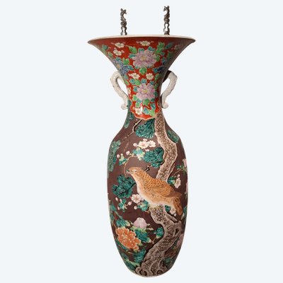 Large Japanese porcelain vase from the late 19th century.
