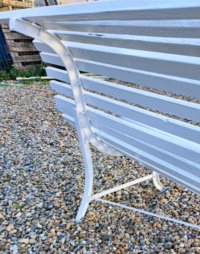 Panchina da giardino con doghe verniciate bianche e gambe in ferro battuto, lunghezza 200 cm