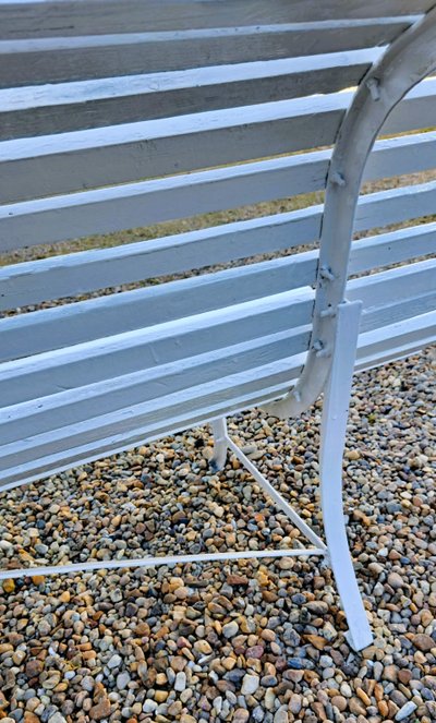 Panchina da giardino con doghe verniciate bianche e gambe in ferro battuto, lunghezza 200 cm