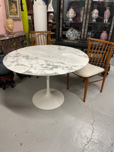 Knoll Eero Saarinen Tisch Tulpenmodell aus Marmor 107 cm
