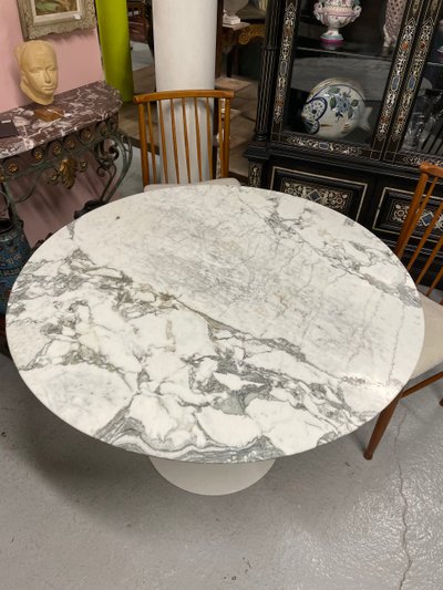 Knoll Eero Saarinen Tisch Tulpenmodell aus Marmor 107 cm