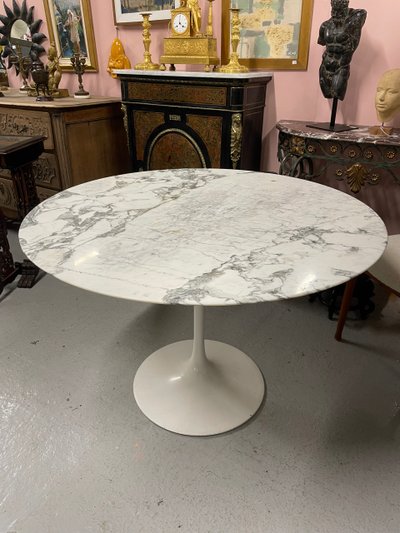 Knoll Eero Saarinen Tisch Tulpenmodell aus Marmor 107 cm