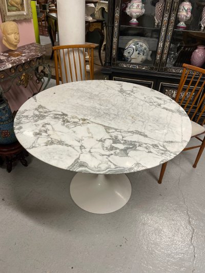 Knoll Eero Saarinen Tisch Tulpenmodell aus Marmor 107 cm