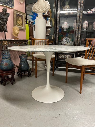 Knoll Eero Saarinen Tisch Tulpenmodell aus Marmor 107 cm