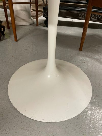 Knoll Eero Saarinen Tisch Tulpenmodell aus Marmor 107 cm