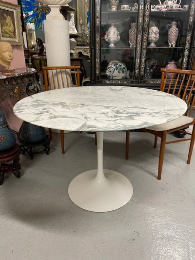 Knoll Eero Saarinen Tisch Tulpenmodell aus Marmor 107 cm