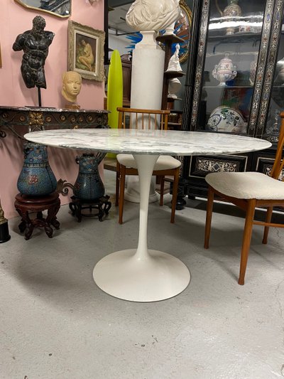 Knoll Eero Saarinen Tisch Tulpenmodell aus Marmor 107 cm