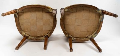 Coppia di poltrone Luigi XVI con schienali a medaglione in legno naturale modellato e intagliato