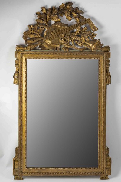 Miroir à Fronton Ajouré en Bois Sculpté et Doré d'Attributs de Musique, Époque Louis XVI