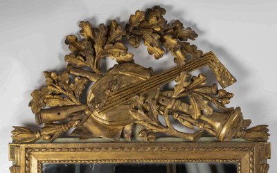 Miroir à Fronton Ajouré en Bois Sculpté et Doré d'Attributs de Musique, Époque Louis XVI