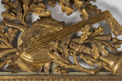 Miroir à Fronton Ajouré en Bois Sculpté et Doré d'Attributs de Musique, Époque Louis XVI