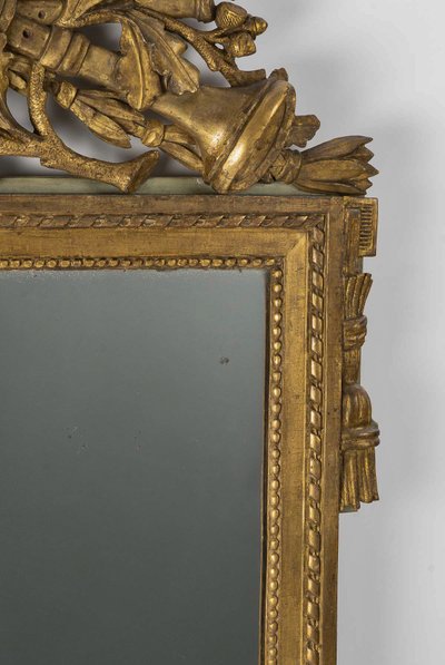 Miroir à Fronton Ajouré en Bois Sculpté et Doré d'Attributs de Musique, Époque Louis XVI