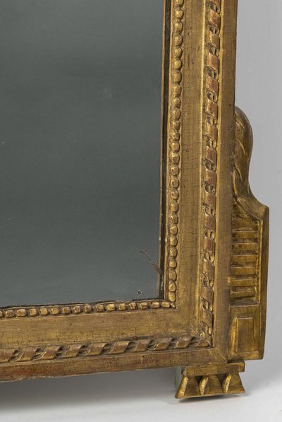 Miroir à Fronton Ajouré en Bois Sculpté et Doré d'Attributs de Musique, Époque Louis XVI