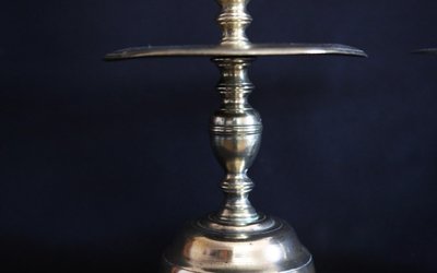 Coppia di candelieri olandesi del XVII secolo 