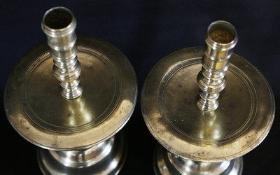 Coppia di candelieri olandesi del XVII secolo 
