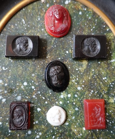 Collection d'intailles & pierres dures à l'antique encadrées, souvenir du Grand Tour, Napoléon III