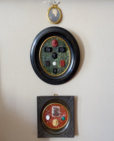 Collection d'intailles & pierres dures à l'antique encadrées, souvenir du Grand Tour, Napoléon III