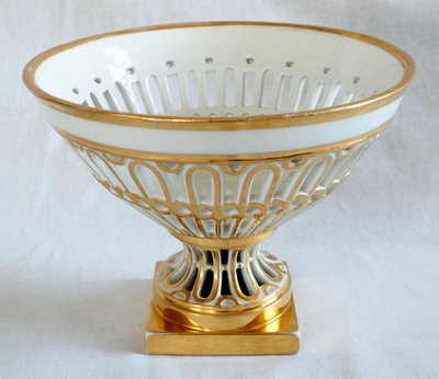 Openwork cup in Paris porcelain gilded with gold, Empire / Restoration period