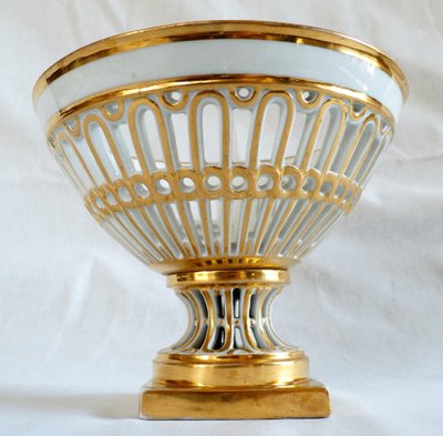 Openwork cup in Paris porcelain gilded with gold, Empire / Restoration period
