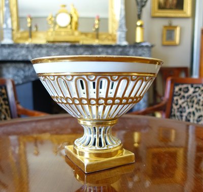 Openwork cup in Paris porcelain gilded with gold, Empire / Restoration period