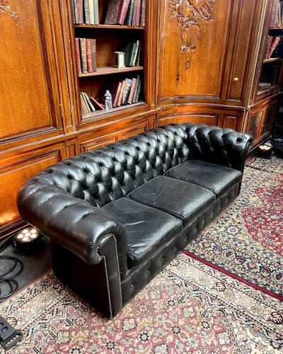Chesterfield in pelle nera