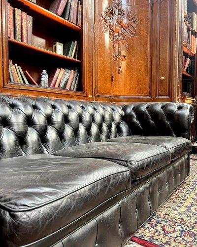 Chesterfield in pelle nera